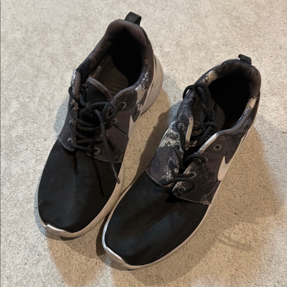 Nike Women's Black and White Sneakers